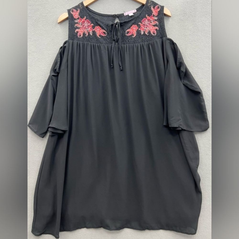 Cold shoulder little black 🖤 dress